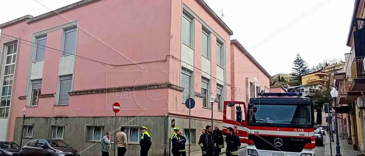 Fuga di gas in una scuola elementare a Palmi, evacuato l’istituto: sul posto i vigili del fuoco