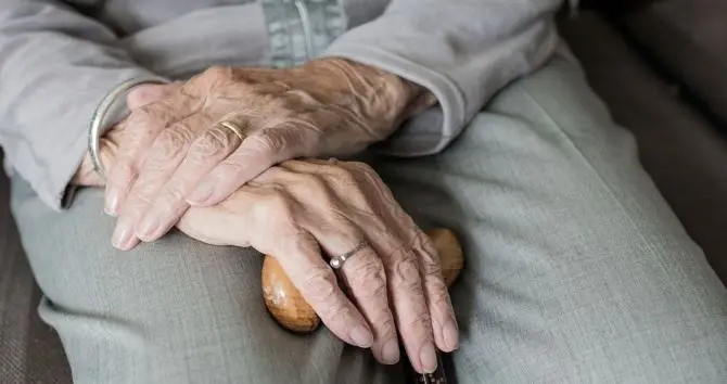 Anziana investita dalla proprietaria della casa di cura mentre passeggia nel giardino della struttura: 97enne muore nel Catanzarese