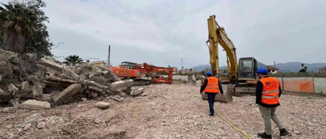 Cassano, al via la demolizione di due palazzine dell’ex boss Cirillo: verranno ricostruite e destinate all’edilizia sociale