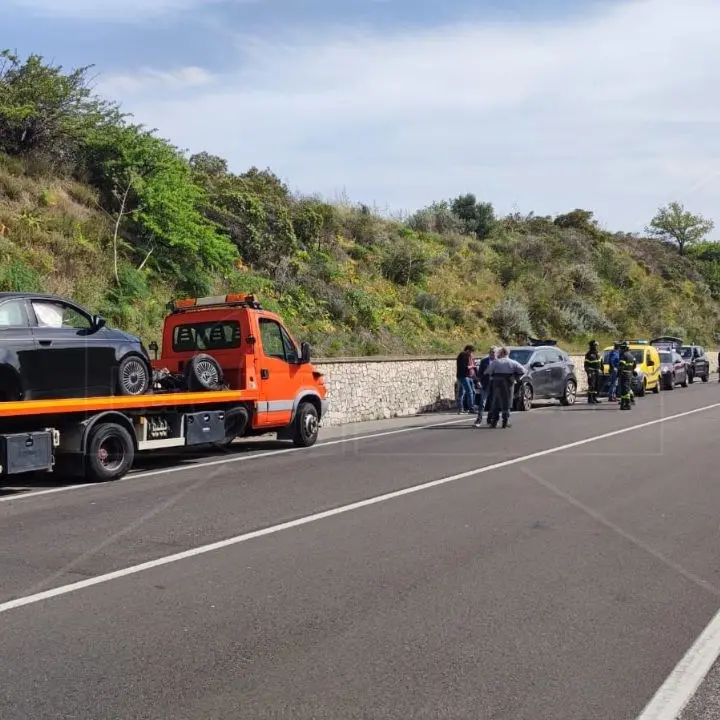 Incidente stradale sulla 106 nel comune di Stalettì, quattro auto coinvolte: nessun ferito grave