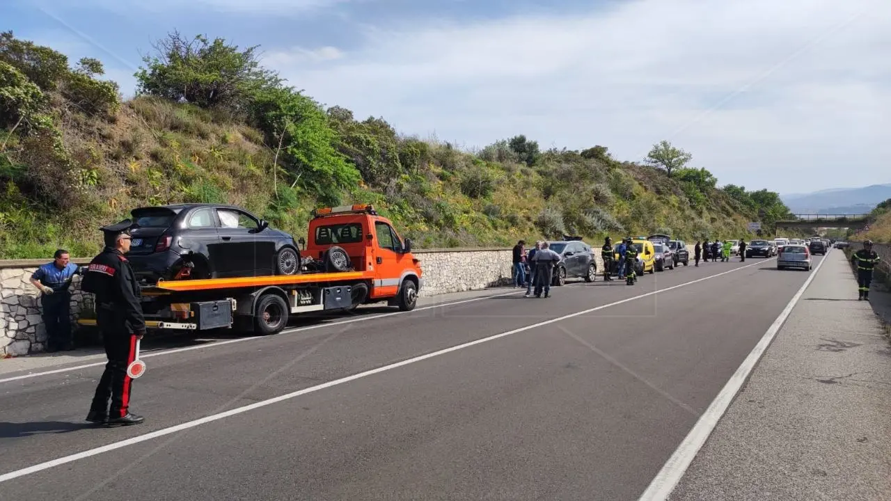 Incidente stradale sulla 106 nel comune di Stalettì, quattro auto coinvolte: nessun ferito grave