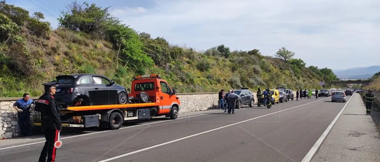Incidente stradale sulla 106 nel comune di Stalettì, quattro auto coinvolte: nessun ferito grave
