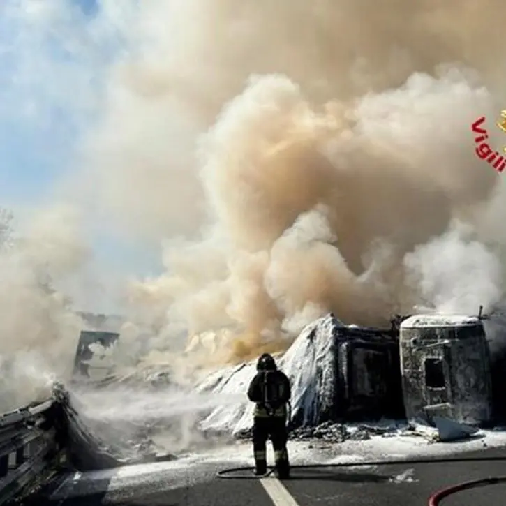 Tir a fuoco sull’A1 in Toscana: autostrada chiusa e Italia divisa in due