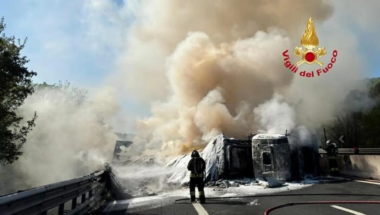 Tir a fuoco sull’A1 in Toscana: autostrada chiusa e Italia divisa in due