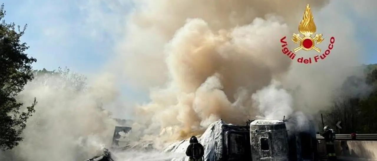 Tir a fuoco sull’A1 in Toscana: autostrada chiusa e Italia divisa in due