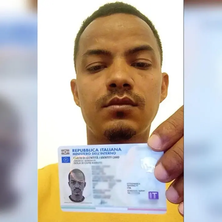 Da italiano a migrante clandestino per poter entrare nel suo Paese, il lungo viaggio di Michel Ivo che a Crotone ha coronato il suo sogno