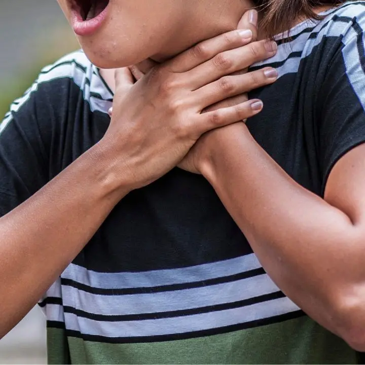 Reggio Calabria, donna rischia di soffocare a causa di una caramella: salvata da uno studente di 18 anni con brevetto da bagnino