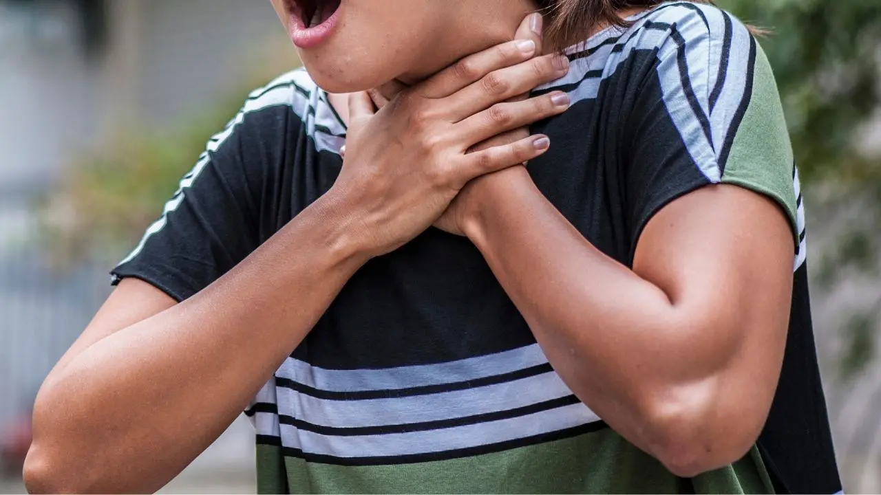 Reggio Calabria, donna rischia di soffocare a causa di una caramella: salvata da uno studente di 18 anni con brevetto da bagnino