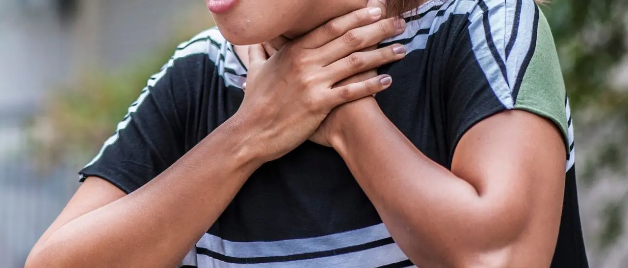 Reggio Calabria, donna rischia di soffocare a causa di una caramella: salvata da uno studente di 18 anni con brevetto da bagnino