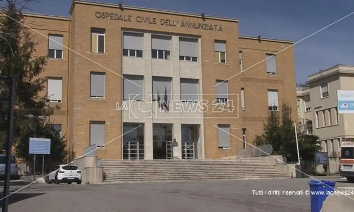 Cosenza, minaccia il suicidio all’ospedale dell’Annunziata: salvata da un poliziotto