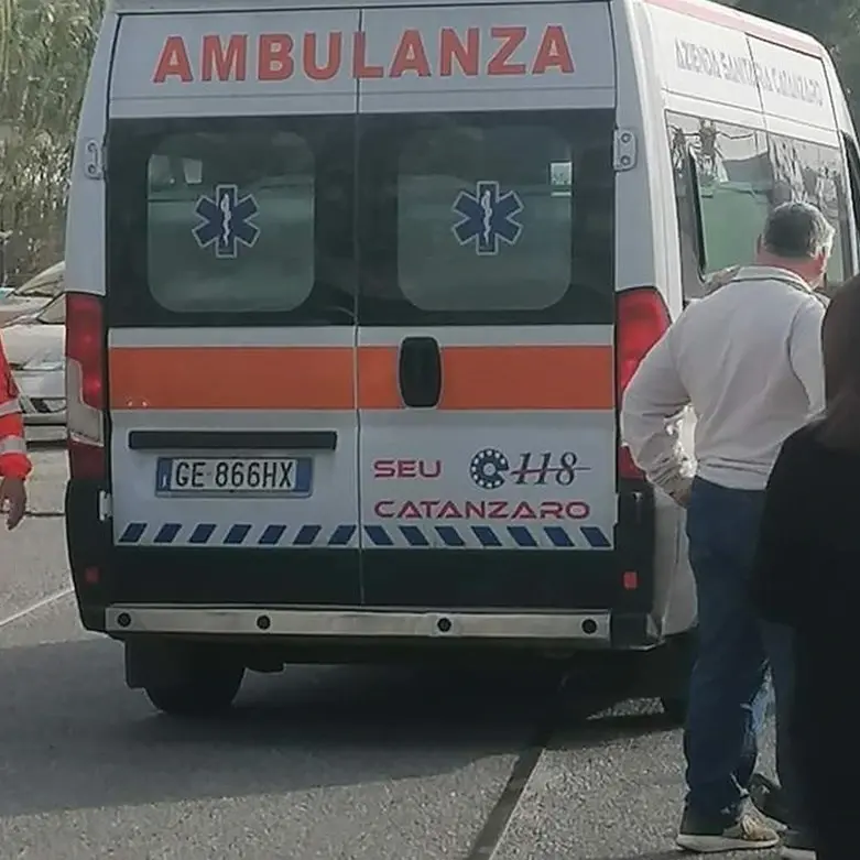 Odissea per un ciclista a Vibo Marina, 50 minuti per essere soccorso: l’ambulanza arriva da Lamezia e lo porta poi a Catanzaro