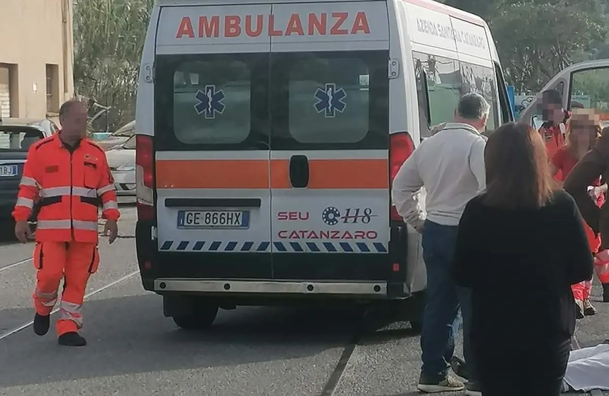 Odissea per un ciclista a Vibo Marina, 50 minuti per essere soccorso: l’ambulanza arriva da Lamezia e lo porta poi a Catanzaro