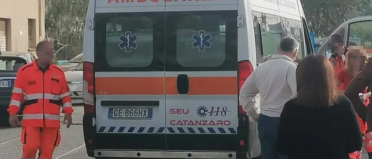 Odissea per un ciclista a Vibo Marina, 50 minuti per essere soccorso: l’ambulanza arriva da Lamezia e lo porta poi a Catanzaro
