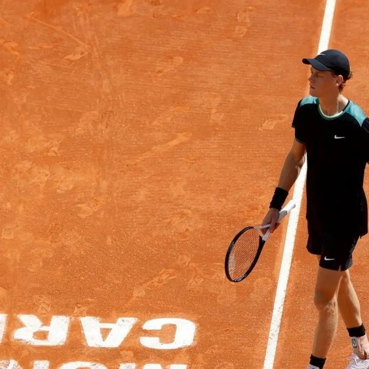 Montecarlo, Sinner si arrende a Tsitsipas (e ai crampi): il greco vola in finale