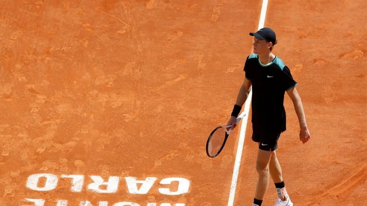 Montecarlo, Sinner si arrende a Tsitsipas (e ai crampi): il greco vola in finale