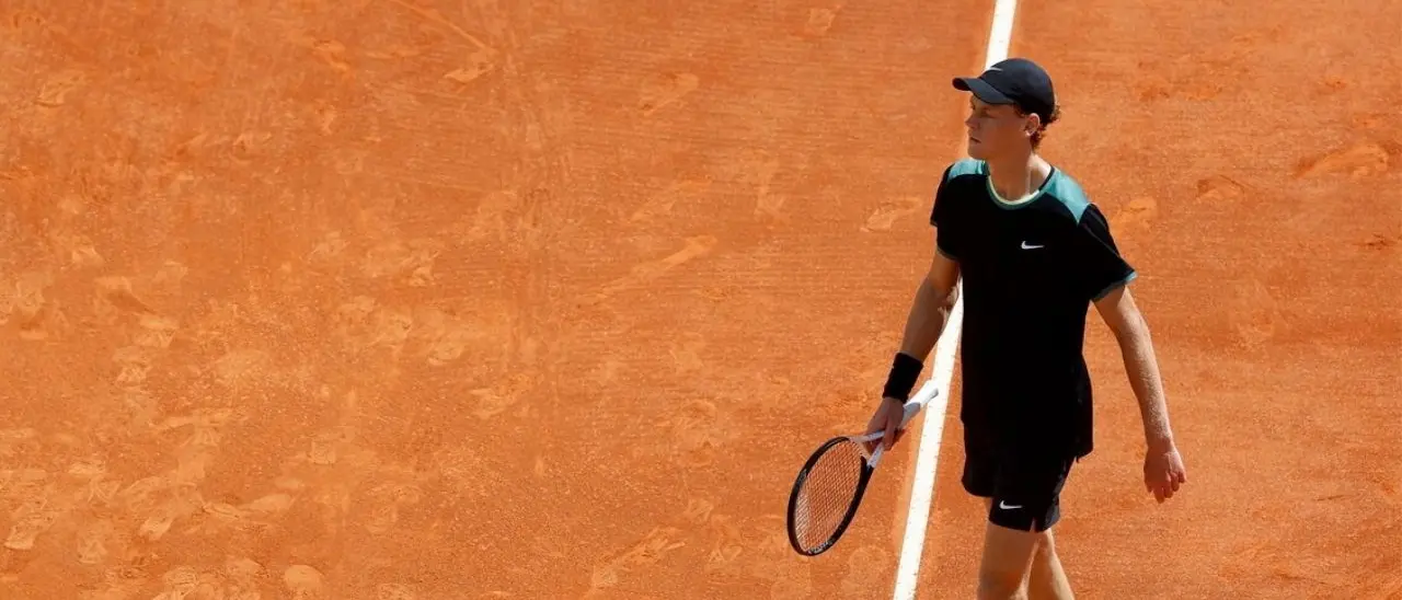 Montecarlo, Sinner si arrende a Tsitsipas (e ai crampi): il greco vola in finale