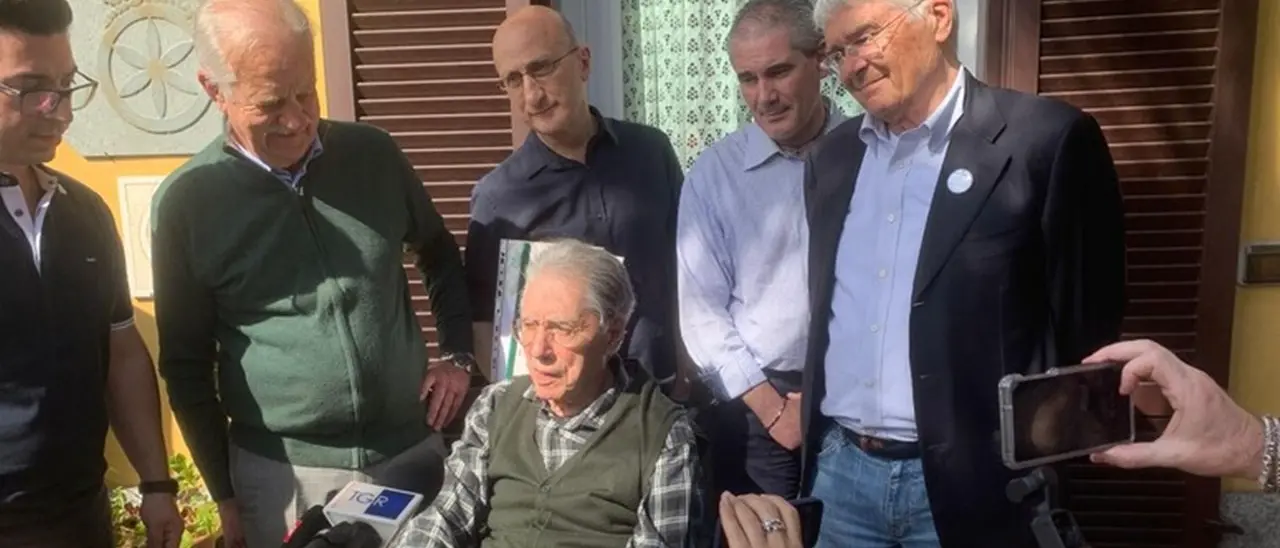 Bossi festeggia i 40 anni della Lega: «Serve un nuovo leader che rimetta al centro la questione settentrionale»