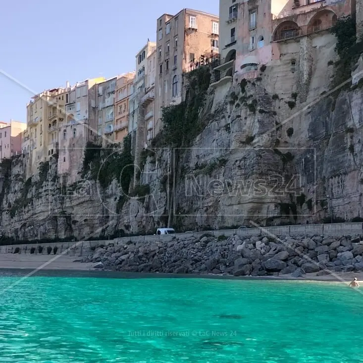 A Tropea è già estate, tanto caldo e bagno in mare per i turisti che già affollano la Perla del Tirreno