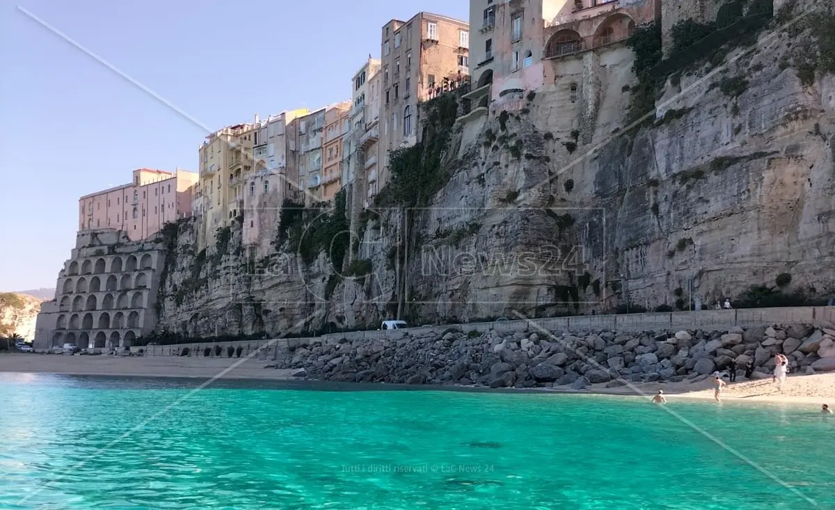 A Tropea è già estate, tanto caldo e bagno in mare per i turisti che già affollano la Perla del Tirreno