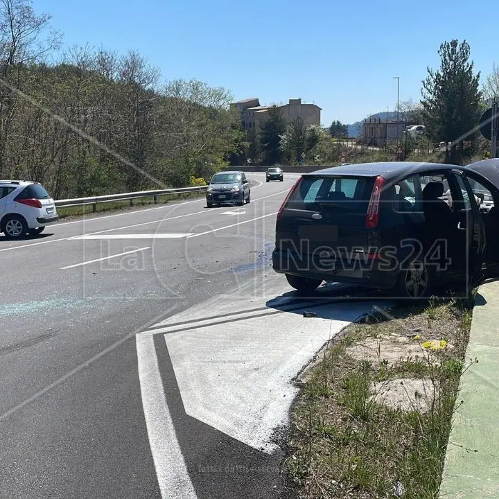 Incidente nel Cosentino, scontro tra due auto lungo la statale 107 a San Giovanni in Fiore: cinque feriti