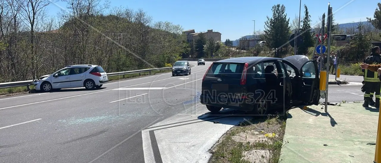 Incidente nel Cosentino, scontro tra due auto lungo la statale 107 a San Giovanni in Fiore: cinque feriti