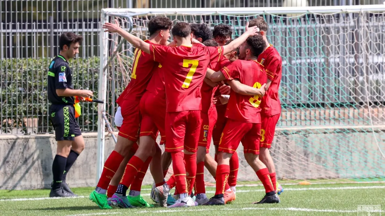 Calciatore 17enne del Catanzaro perde i sensi durante la partita con il Foggia, salvato dal medico del club avversario