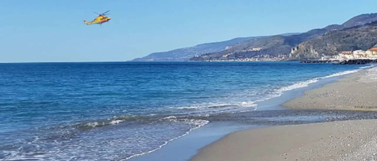 Fuscaldo, 65enne muore mentre passeggia in riva al mare: il corpo trovato dal fratello