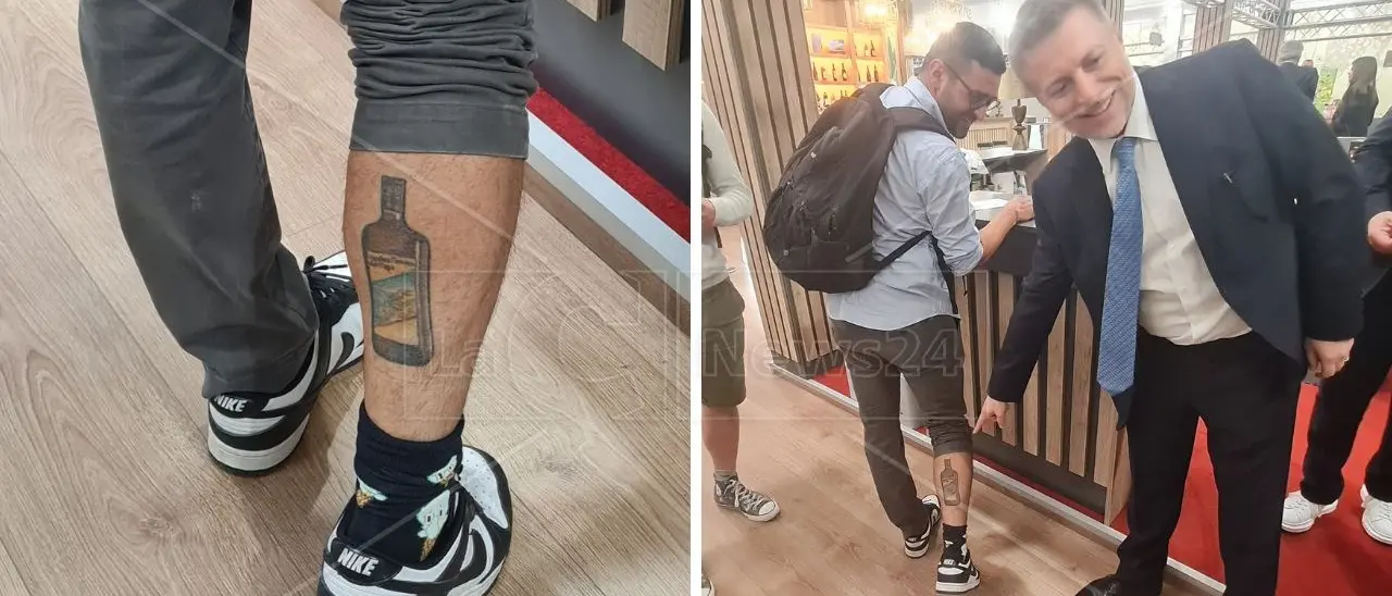La Calabria sempre con sé: al Vinitaly il giovane con una bottiglia di Vecchio Amaro del Capo tatuata sul polpaccio
