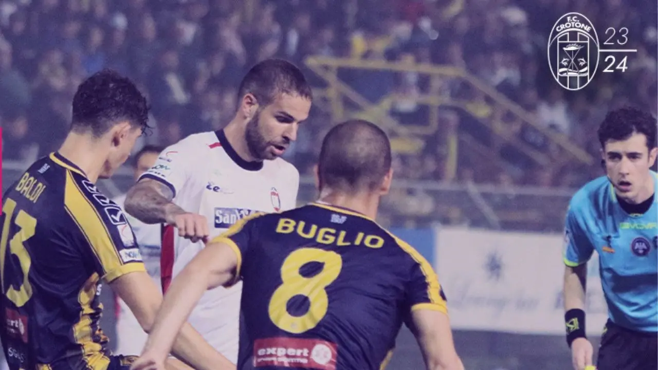 Juve Stabia-Crotone, gli Squali in dieci per più di un tempo riescono a riprendere il match: finale 1 a 1