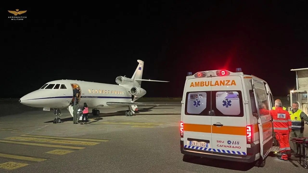 Da Lamezia a Roma, neonato in pericolo di vita trasportato d’urgenza con un volo dell’Aeronautica