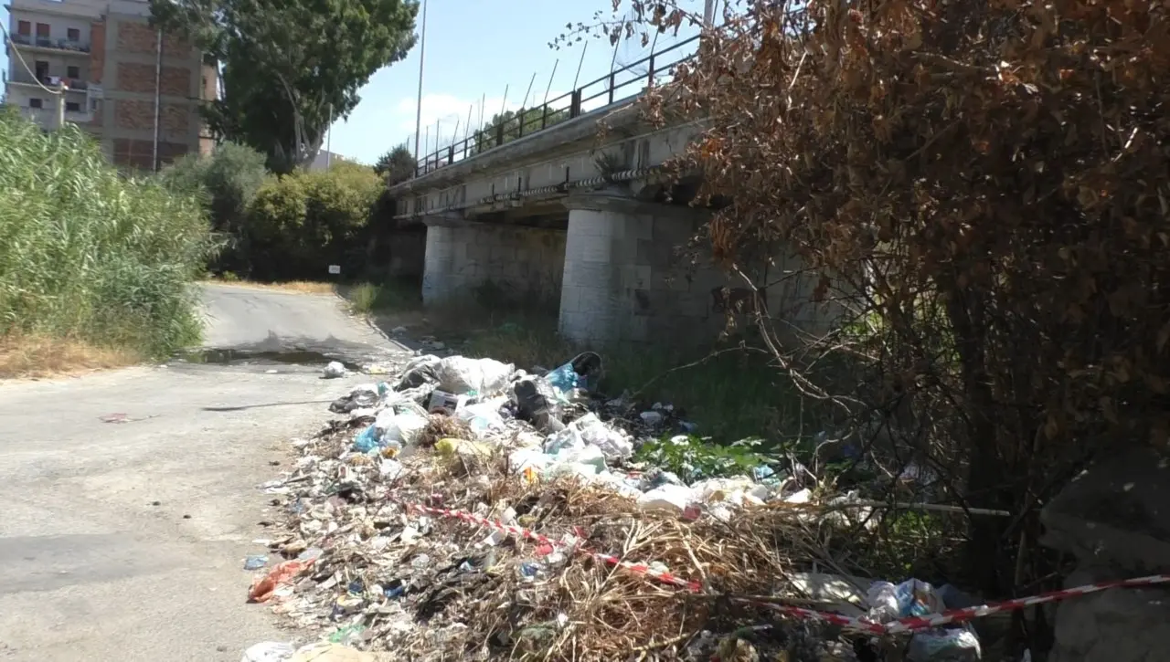 Caccuri, sorpreso mentre abbandona rifiuti per strada: denunciato 67enne