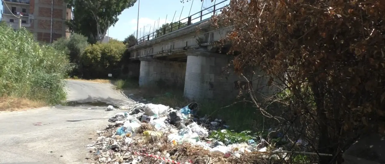 Caccuri, sorpreso mentre abbandona rifiuti per strada: denunciato 67enne