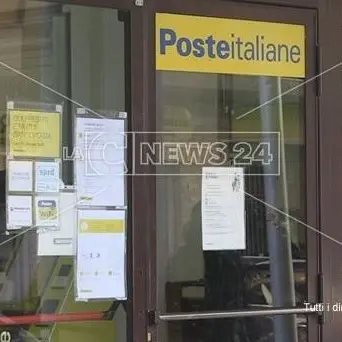 Catanzaro, distrutti gli sportelli Postamat della sede centrale a colpi di sassi e sampietrini