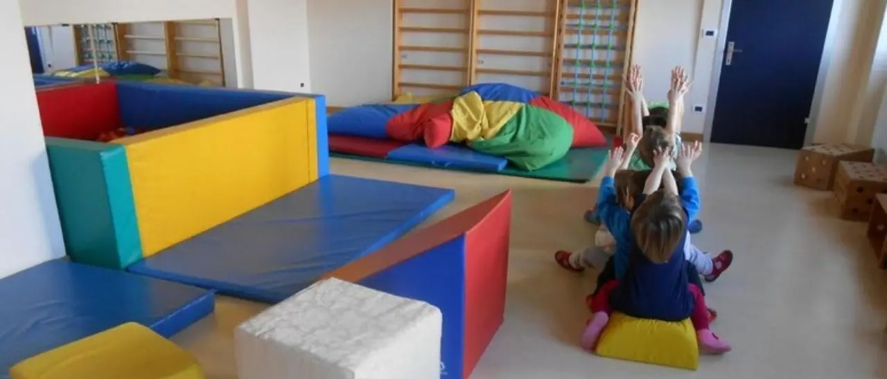 Milano, bambini maltrattati in un asilo nido: arrestata una maestra