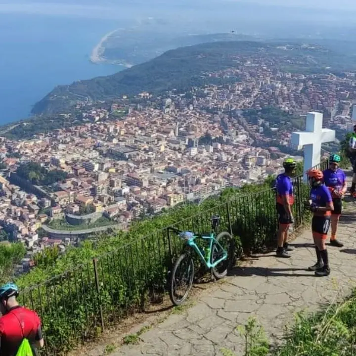 Un fiume colorato di biciclette invade la città: a Palmi la terza tappa di Onda Calabra La via del sale