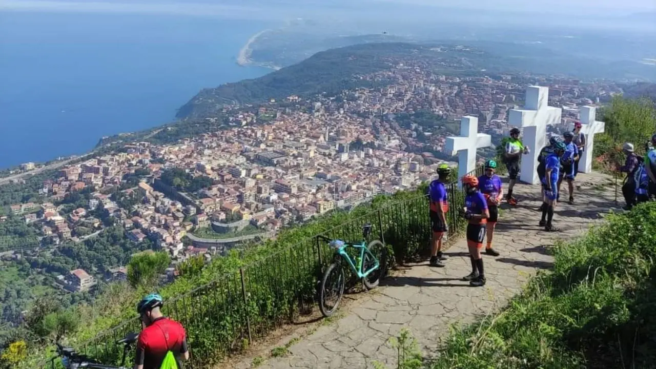 Un fiume colorato di biciclette invade la città: a Palmi la terza tappa di Onda Calabra La via del sale