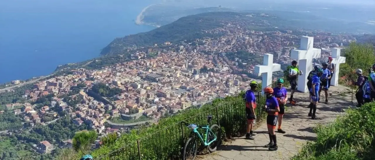Un fiume colorato di biciclette invade la città: a Palmi la terza tappa di Onda Calabra La via del sale