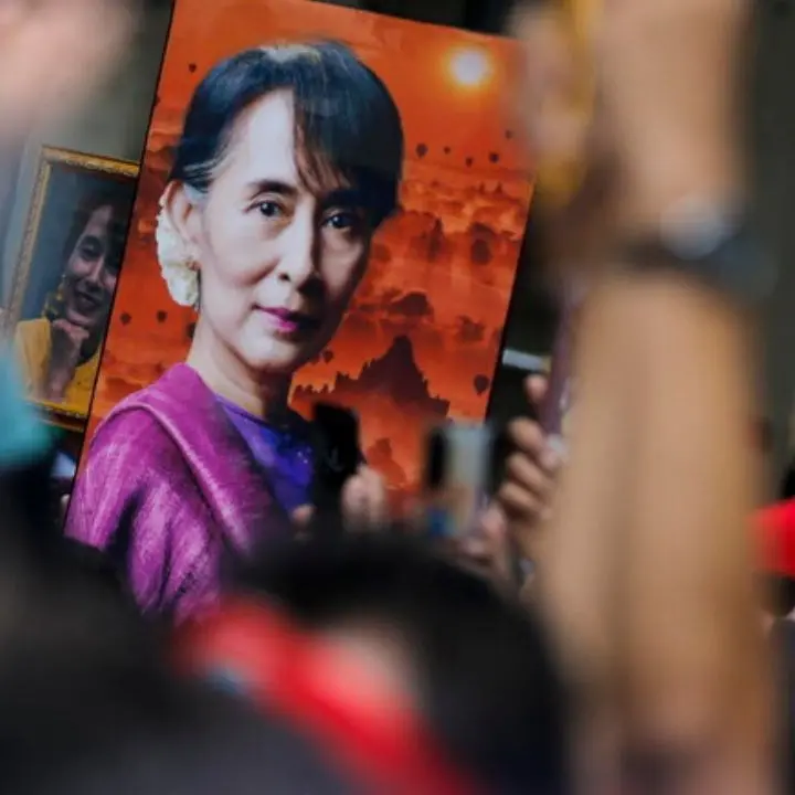 Aung San Suu Kyi è uscita di prigione, l’ex leader birmana e premio Nobel ai domiciliari