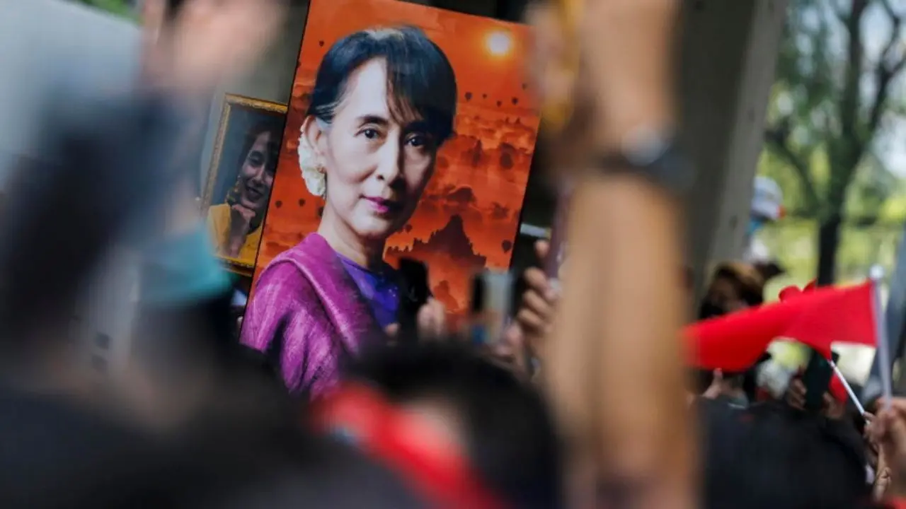 Aung San Suu Kyi è uscita di prigione, l’ex leader birmana e premio Nobel ai domiciliari