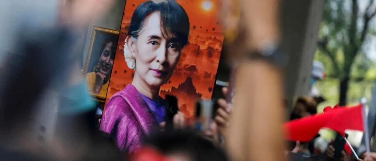 Aung San Suu Kyi è uscita di prigione, l’ex leader birmana e premio Nobel ai domiciliari