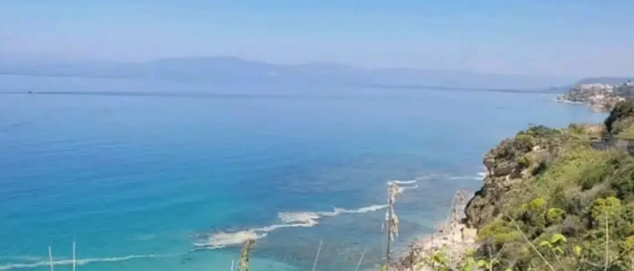 Mare “sporco” nel Vibonese, ci risiamo con pollini e alghe. L’Arpacal: «Non si tratta di liquami»
