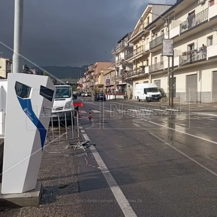 Il Comune di Palmi sfida il fleximan “sparatore”: installato un secondo autovelox dopo il primo dato alle fiamme e crivellato di colpi