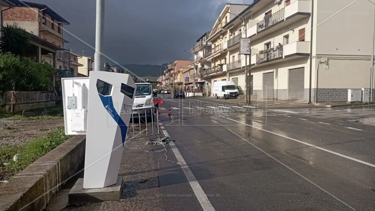 Il Comune di Palmi sfida il fleximan “sparatore”: installato un secondo autovelox dopo il primo dato alle fiamme e crivellato di colpi