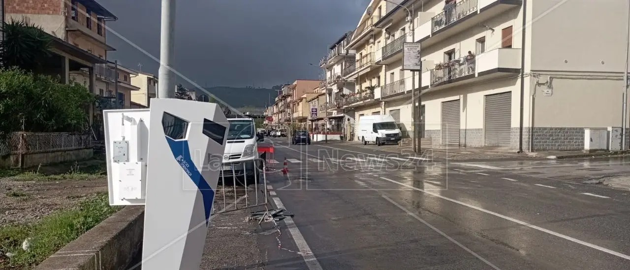 Il Comune di Palmi sfida il fleximan “sparatore”: installato un secondo autovelox dopo il primo dato alle fiamme e crivellato di colpi