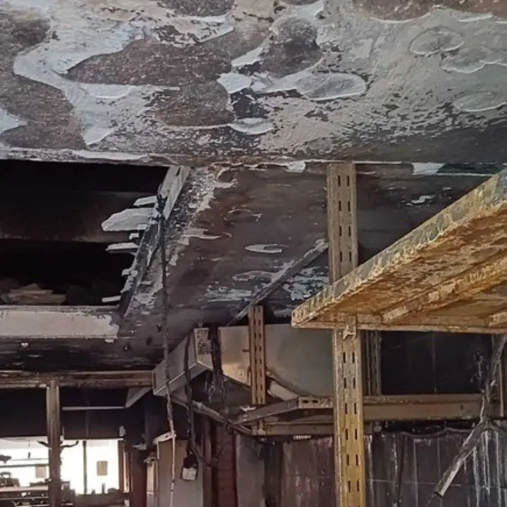 Cassano, incendio distrugge uno storico bar a Marina di Sibari. Papasso: «Una barbarie, il titolare era morto da poche ore»