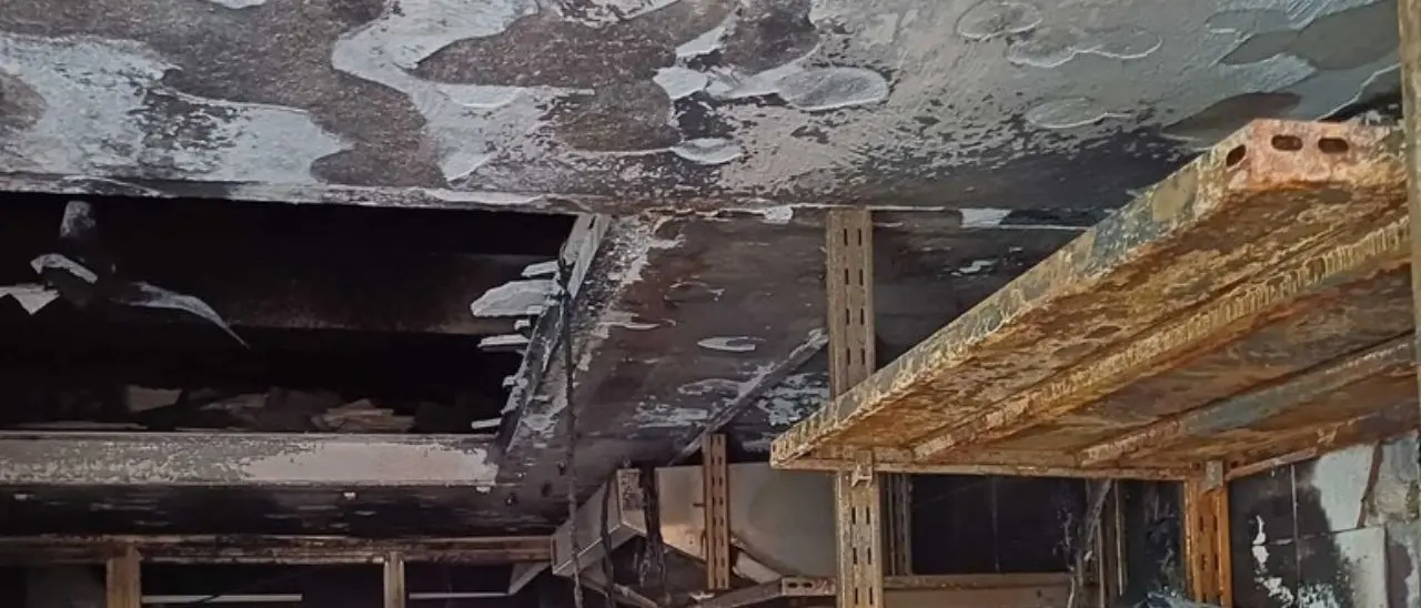 Cassano, incendio distrugge uno storico bar a Marina di Sibari. Papasso: «Una barbarie, il titolare era morto da poche ore»