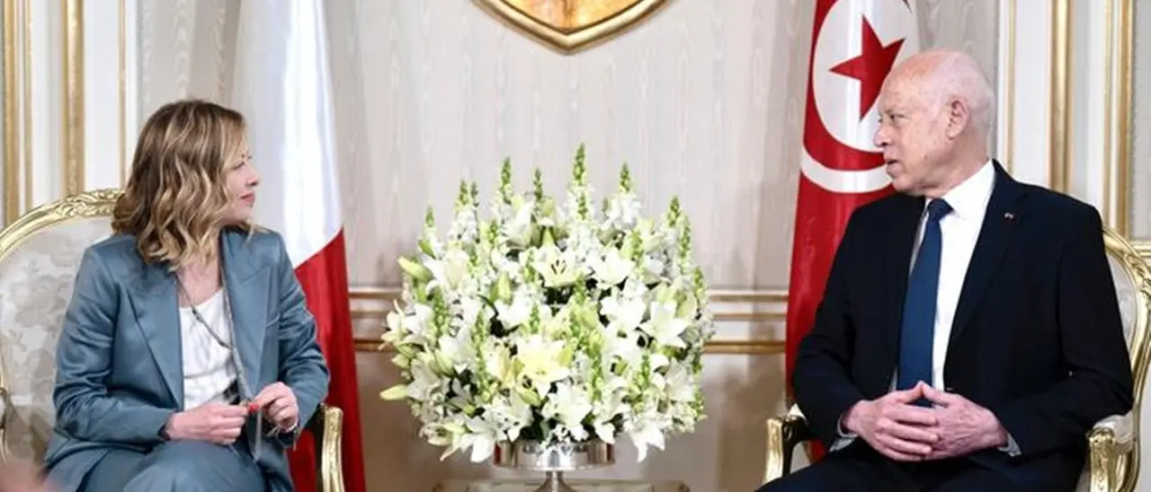 Meloni in Tunisia incontra Saied: «Lavoriamo insieme contro gli schiavisti del terzo millennio»