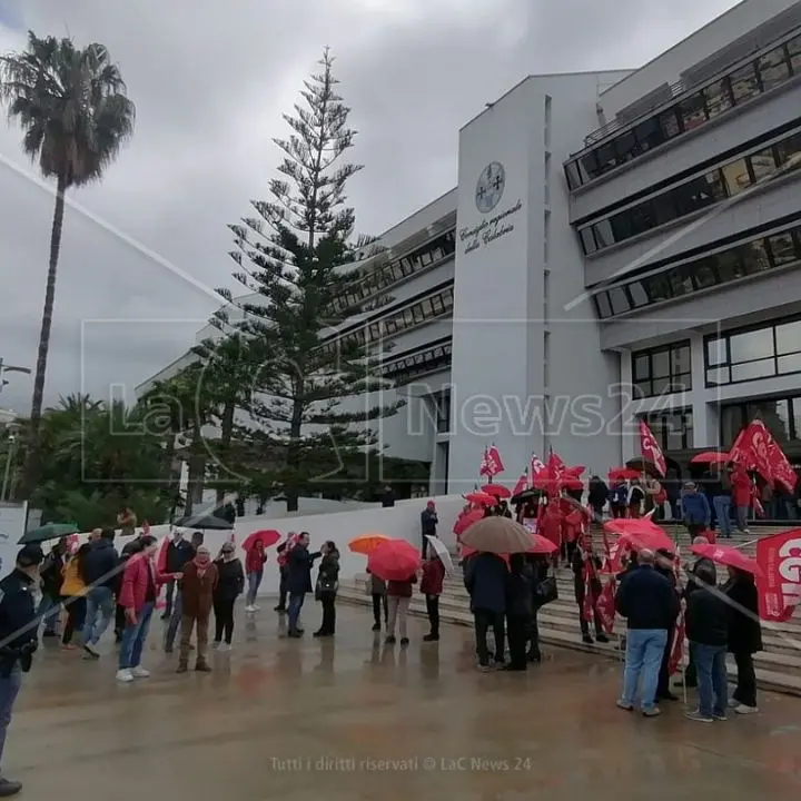 Autonomia differenziata, la Cgil assedia il Consiglio regionale: «Si approvi una mozione unitaria per dire No»