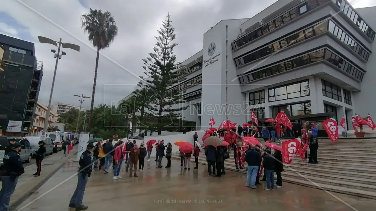 Autonomia differenziata, la Cgil assedia il Consiglio regionale: «Si approvi una mozione unitaria per dire No»