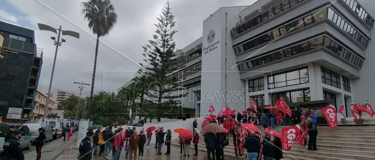 Autonomia differenziata, la Cgil assedia il Consiglio regionale: «Si approvi una mozione unitaria per dire No»